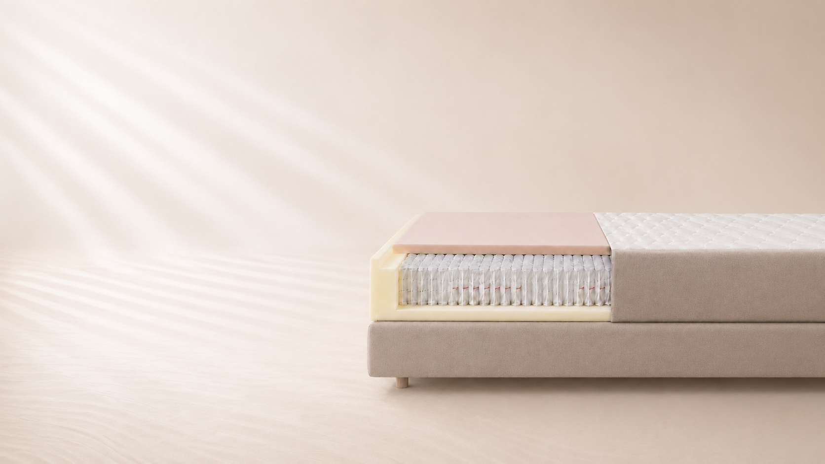 Boxspringbett im Schnitt: Bezug, Topper und Tonnentaschenfederkern sichtbar
